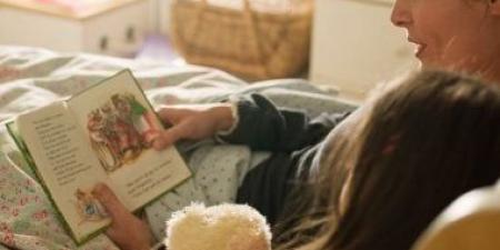 تراجع طقس قصص ما قبل النوم.. لماذا توقف الآباء عن القراءة لأطفالهم؟
