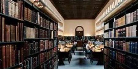 كنوز كامبريدج تخرج للنور.. مخطوط عمره ألف عام وكتب نادرة لنيوتن وداروين