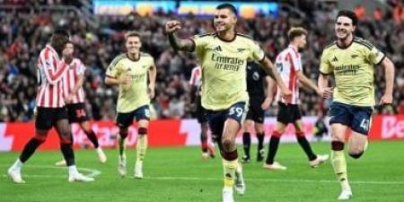 أرسنال يتخطى سندرلاند بثنائية ويتصدر الدوري الإنجليزي.. فيديو