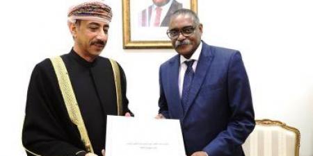 سفير عُمان ينهى فترة عمله بالقاهرة ويقدم نسخة من أوراق اعتماده لدى أنجولا