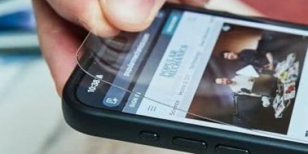 لا تضع «سكرينة» على شاشة آيفون.. مسئول فى أبل ينصح المستخدمين