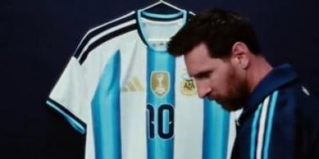 ميسى يكشف عن قميصه الأخير مع الأرجنتين
