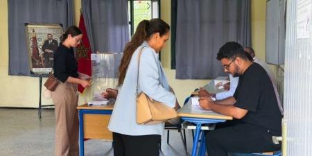 تشريعيات المغرب: منع تصوير بن كيران وبن عبد الله أثناء التصويت وبحث قضائي حول مغلفات بيضاء في صندوق زجاجي