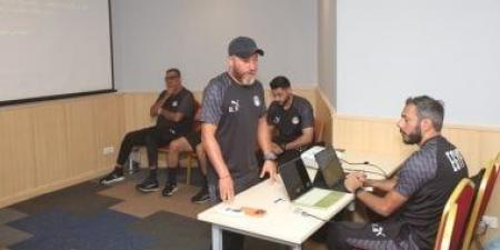 الجهاز الفني لمنتخب الشباب يلقي محاضرة تحفيزية على اللاعبين