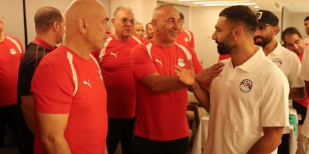 احتفال لاعبى منتخب مصر بتجديد عقود حسام وإبراهيم حسن حتى 2030.. صور