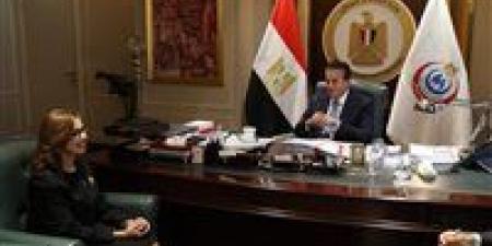 خالد عبدالغفار يستقبل سفيرة مصر لدى سنغافورة لبحث آفاق التعاون الصحي بين البلدين