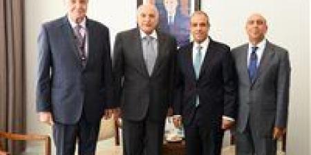 وزير الخارجية يبحث مع نظيره الجزائري دفع التعاون والتنسيق إزاء القضايا الإقليمية.