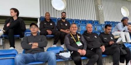 جهاز منتخب الناشئين ورئيس البعثة يتابعون مباراة كولومبيا وإنجلترا من المدرجات