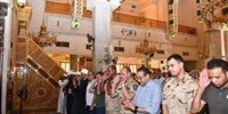 «بعد الصلاة».. محافظ أسوان يستمع لشكاوى المواطنين ويوجه بسرعة بحثها