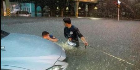 فيضانات وانقطاع الكهرباء وفقدان 100 منزل، مشاهد مرعبة لعاصفة قوية تضرب أمريكا (فيديو)