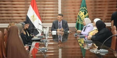 صندوق «تحيا مصر» يحقق أمنية 5 سيدات بأداء العمرة، ومحافظ القليوبية يسلّمهن جوازات السفر