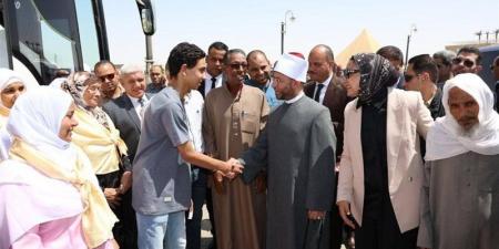 وزير الأوقاف ومحافظ الوادي الجديد يودعان أوائل الثانوية المتجهين لأداء مناسك العمرة