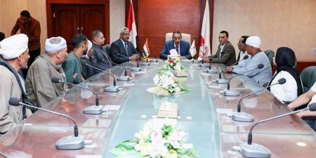 محافظ سوهاج يسلم عددا من عقود التقنين المؤمنة للمواطنين