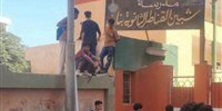 طلاب أعلى سور مدرسة بنات بشبين القناطر.. والشرطة تتدخل
