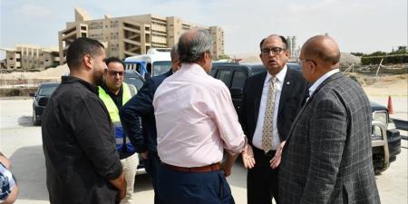 رئيس جامعة العاصمة يواصل جولاته لإنجاز المرحلة الأولى من المجمع الطبي