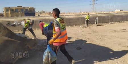 رفع القمامة والمخلفات بقرية رأس الحكمة في مطروح بمشاركة مجتمعية من الشركات