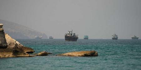استهداف ناقلتي نفط وغاز مسال أثناء عبورهما مضيق هرمز