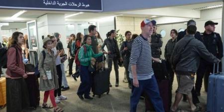 نتنياهو يلتقي في مطار تل أبيب ركاب رحلة “فلاي دبي” بعد وصولهم