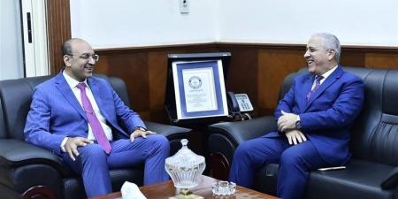 الشوربجي يبحث مع رئيس التأمين الصحي تسوية المديونيات المستحقة على المؤسسات الصحفية