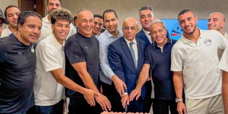 شاهد، كيف احتفل سفير مصر بفوز منتخب الفراعنة بخماسية على جنوب السودان