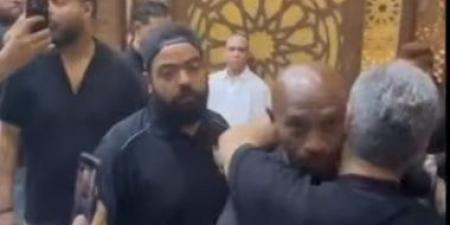 شيكابالا فى عزاء والدة مدحت عبد الهادى.. ولفتة طيبة مع معتمد جمال.. فيديو