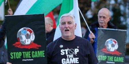 احتجاجات متضامنة مع فلسطين تعطل مباراة أيرلندا والنمسا بدوري أمم أوروبا- (صور)