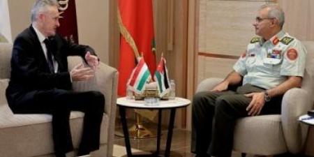 رئيس هيئة الأركان الأردنية يبحث مع السفير المجري تعزيز التعاون العسكري