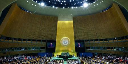 الغارديان: في الأمم المتحدة… مطلوبون بجرائم يتحدون العالم ويقدمون المواعظ الأخلاقية في مشهد يجسد انهيار النظام الدولي