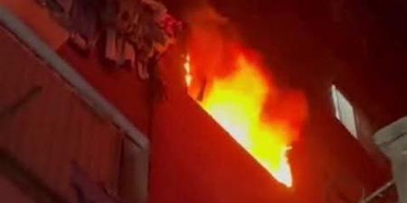 فريق من المعمل الجنائي يعاين حريق شقة سكنية في حدائق القبة