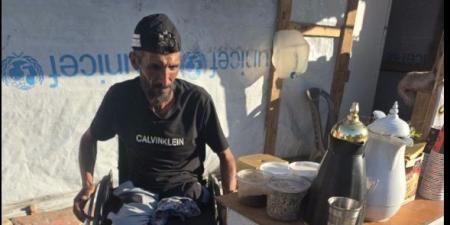 أبو عبدالله سكيك يحارب الألم والفقر بعد فقدان ساقيه بغزة في انتظار العلاج بالخارج