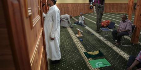 قبل صعود الخطيب أم بعده، حكم رفع الأذان مرتين في صلاة الجمعة