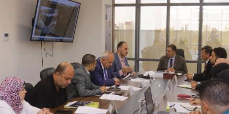 محافظ دمياط يتابع معدلات تنفيذ مشروعات الصحة والإسكان للعام المالي الجديد