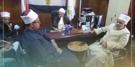 مدير أوقاف قنا يعقد اجتماعا مع لجنة المتابعة لتكثيف المرور الميداني على المساجد
