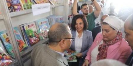 هشام عطوة: معرض الكتاب بقصر ثقافة الشلاتين يرسخ دوره فى خدمة أبناء المدينة