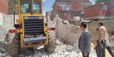 إزالة سور مخالف على مساحة 1200 متر ومبانٍ مخالفة بأراضي الجزيرة في العياط (فيديو)