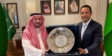 رئيس نادى الاتحاد السكندرى يلبى دعوة القنصل العام السعودى ويُهديه درعا تذكاريا