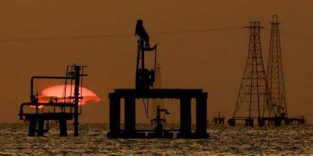 النفط يهبط مع ارتفاع صادرات الخام من الشرق الأوسط وسحب من المخزونات
