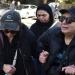 مش قادرة تشيل نفسها.. انهيار شقيقة الفنان طارق الأمير في جنازته | صور