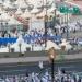 حجاج بيت الله الحرام يرمون جمرة العقبة يوم النحر