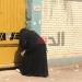 من فتحات البوابات.. أمهات يسترقن النظر إلى داخل لجان الثانوية العامة بالغربية للاطمئنان على أبنائهن