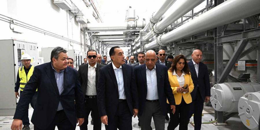 مدبولي يتابع ميدانيًا مراحل التشغيل التجريبي لمحطة الربط الكهربائي المصري السعودي بمدينة بدر.. صور