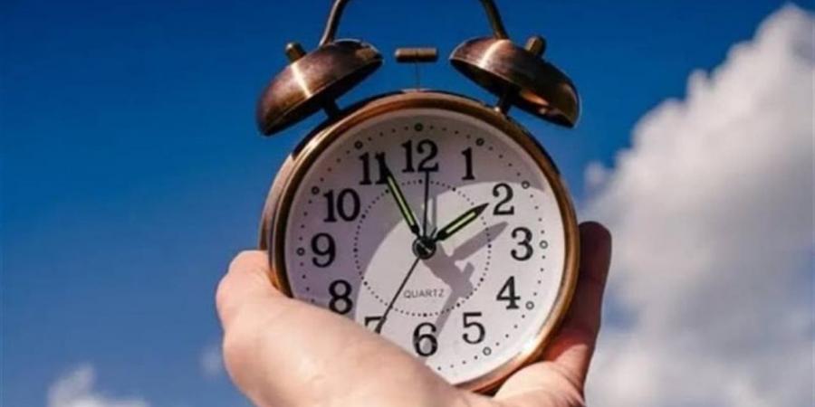 الخميس.. تطبيق التوقيت الشتوي 2025 في مصر وتأخير الساعة لمدة ساعة كاملة