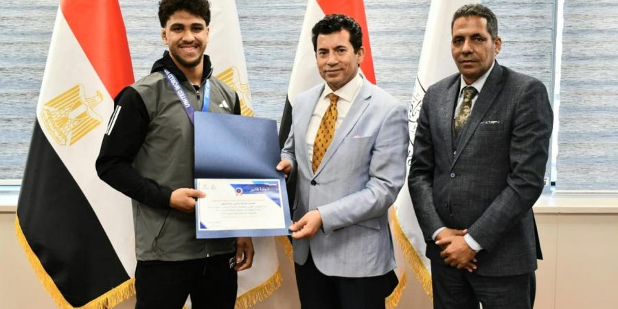 وزير الشباب والرياضة يكرم أبطال المصارعة بعد إنجازهم العالمي