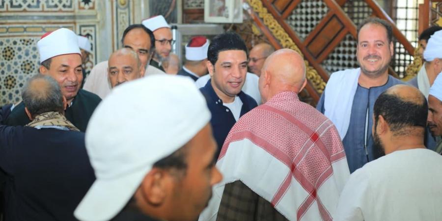 نائب محافظ سوهاج يؤدي صلاة الجمعة بـ"العارف بالله".. ويلتقي المواطنين ويجري جولة تفقدية بالقيسارية الأثرية