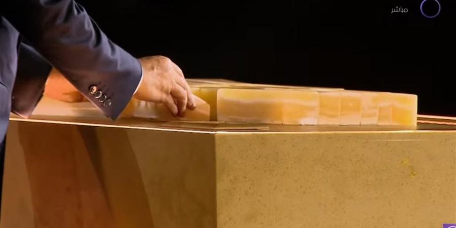 ما دلالة المُجسّم الصغير الذي وضعه الرئيس السيسي لبدء حفل افتتاح المتحف المصري الكبير؟