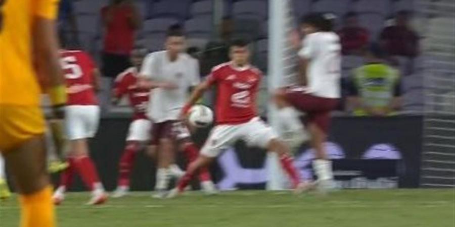 هل استحق سيراميكا ركلة جزاء أمام الأهلي؟.. حكم دولي يثير الجدل