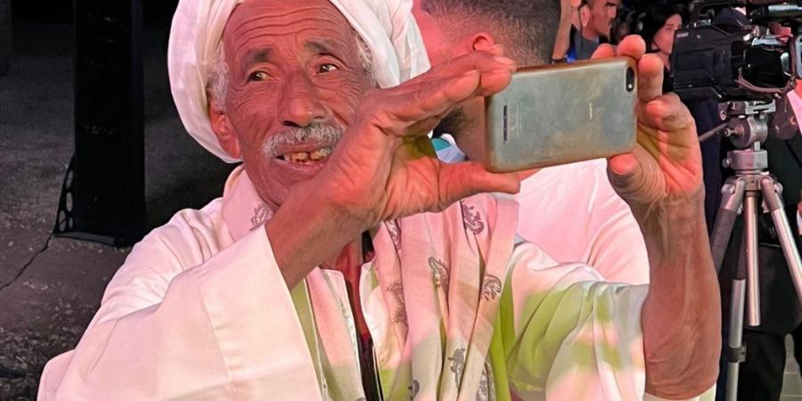 السعادة ليس لها كبير.. صعيدي يتراقص على أنغام فاطمة عيد في معبد دندرة (صور)