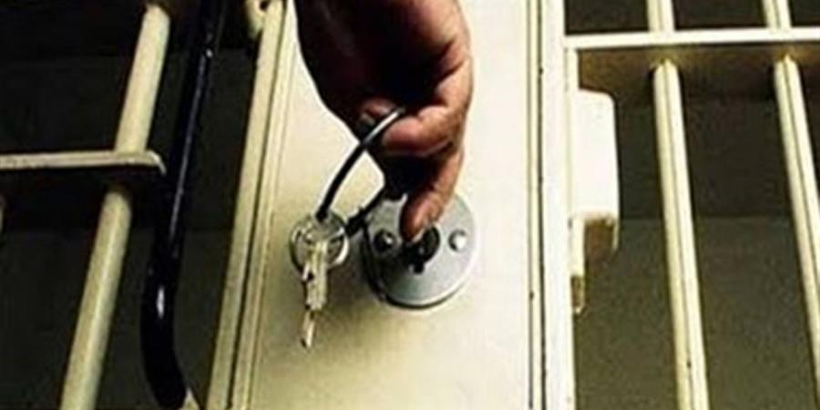 5 آلاف جنيه.. إخلاء سبيل 3 أسبانيين التقطوا صورهم عراة أمام هرم خوفو