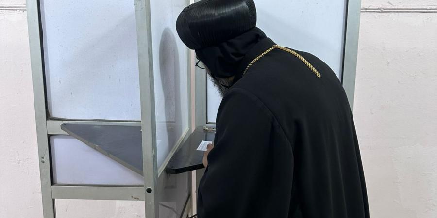 الأنبا بافلي أسقف قطاع المنتزه بالإسكندرية يدلي بصوته في انتخابات مجلس النواب 2025