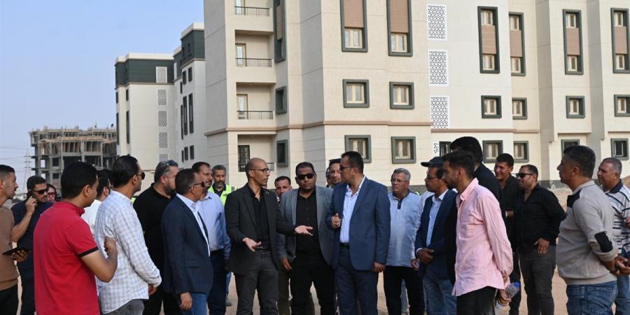 قيادات «المجتمعات العمرانية» تتابع تنفيذ مشروعات المرافق والإسكان الأخضر بالعاشر من رمضان